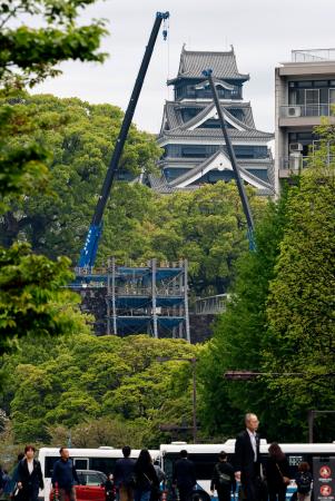 　熊本地震による被災から１０年となる熊本城。天守閣は修復されたが、やぐらや石垣などの復旧作業が続いている＝１３日午前、熊本市