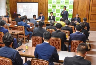 　国会内で開かれた、日本維新の会の国会議員団会合＝１３日午後