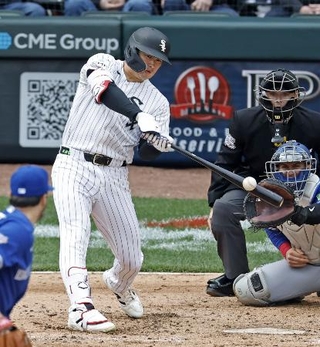 　米大リーグ、ブルージェイズ戦で日米通算２５０本塁打となる４号２ランを放つホワイトソックスの村上宗隆内野手＝４日、シカゴ（共同）