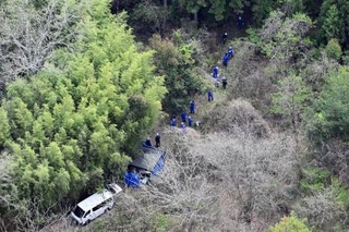 　遺体発見現場付近を調べる京都府警の捜査員ら＝１４日午前１０時３分、京都府南丹市（共同通信社ヘリから）