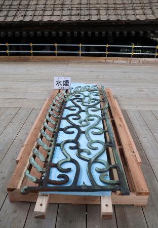 　興福寺の五重塔から取り外された「水煙」＝１５日午前、奈良市