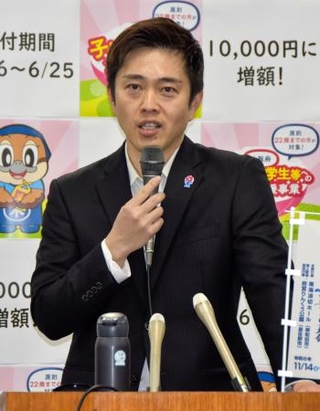 　大阪府庁で記者会見する吉村洋文知事＝１５日午後