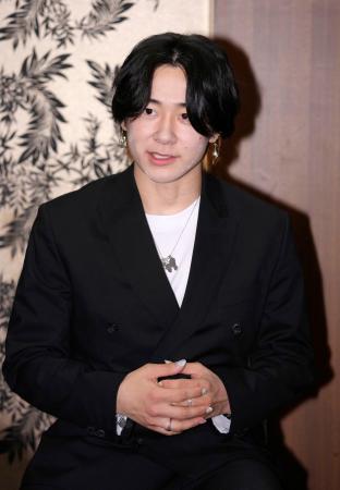 　祝勝会で取材に応じるスノーボード男子ハーフパイプの戸塚優斗＝２２日午後、東京都千代田区