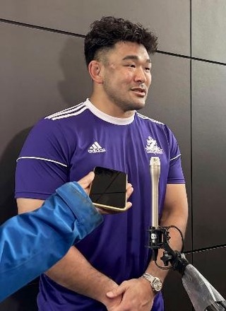 　ラグビーのリーグワンで新たに適用される選手登録規定について、取材に応じる神戸の具智元＝２３日、神戸市内