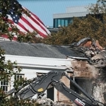 　ホワイトハウス東棟の正面部分の解体作業＝２０２５年１０月２１日、米ワシントン（ロイター＝共同）