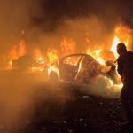 　１日、レバノンの首都ベイルートで、イスラエルによる空爆で燃え上がった車の火を消す消防士（ＡＰ＝共同）