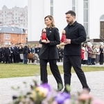 　ウクライナの首都キーウ近郊ブチャで行われた式典に出席するゼレンスキー大統領（右）と妻オレナさん＝３月３１日（大統領府提供・ロイター＝共同）