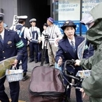 　自転車の青切符制度が始まり、交通ルールを指導する警察官＝１日午前、東京都北区