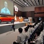 　トヨタ自動車の入社式。壇上はあいさつする近健太社長＝１日午前、愛知県豊田市