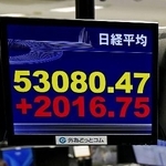 　上げ幅が一時２０００円を超えた日経平均株価を示すモニター＝１日午前、東京都港区の外為どっとコム