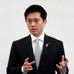 　取材に応じる日本維新の会の吉村代表＝１日午前、大阪府庁