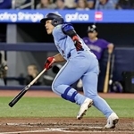 　ロッキーズ戦の７回、左前適時打を放つブルージェイズ・岡本＝トロント（共同）