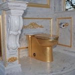 　米ワシントンのリンカーン記念堂近くの広場に設置された金色の便器＝３月３１日（ゲッティ＝共同）