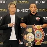 　記者会見でポーズをとる挑戦者で元ＷＢＯミニマム級王者の谷口将隆（左）と２団体統一王者のレネ・サンティアゴ＝１日、東京都文京区