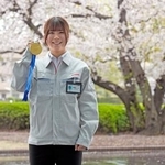 　トヨタ自動車の入社式を終え、金メダルを手に笑顔を見せるスノーボード女子の深田茉莉＝１日、愛知県豊田市