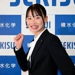　積水化学の入社式後に取材に応じ、ポーズをとる陸上女子の久保凜＝１日、京都市