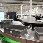 　関西空港第２ターミナル国内線エリアの改修で保安検査場に導入された「スマートレーン」＝３月３１日