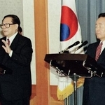 　１９９５年１１月、韓国・ソウルで記者会見する金泳三大統領（右）と中国の江沢民国家主席（共同）