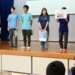 　米軍の沖縄本島上陸から８１年となり、開かれたイベントで当時の町の様子などを説明する若者たち＝１日午後、沖縄県北谷町