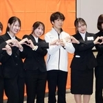 　所属先の入社式にゲスト参加し、新入社員と写真に納まるフィギュアスケート男子の佐藤駿（右から３人目）＝１日、横浜市