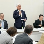 　日本イスラエル友好議員連盟の総会であいさつする中谷会長（中央）。左はイスラエルのコーヘン駐日大使＝１日午後、国会