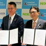 　航空貨物運送に関する連携協定を締結した、関西エアポートの山谷佳之社長（右）と日本通運の杉山千尋副社長＝１日午後、大阪市中央区