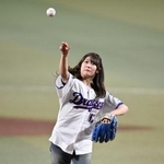 　始球式を務めたスノーボード女子の村瀬心椛＝バンテリンドーム