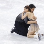 　ミラノ五輪フィギュアスケートペア・フリーの演技を終え、抱き合う三浦璃来（右）と木原龍一＝２月、ミラノ