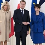 　フランスのマクロン大統領（中央）を出迎え、握手する高市首相。左はブリジット夫人＝１日午後、東京・元赤坂の迎賓館