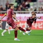 　神戸-清水　後半、チーム２点目となるＰＫを決める神戸・扇原＝ノエスタ