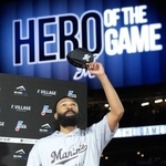 　移籍後初登板で勝利し、スタンドの声援に応えるロッテのジャクソン＝エスコンフィールド