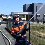 　防災訓練で放水する冨玖チュアンさん＝３月、熊本県合志市