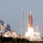 　ケネディ宇宙センターから巨大ロケット「スペース・ローンチ・システム」で打ち上げられた宇宙船「オリオン」＝１日、フロリダ州ケープカナベラル（ロイター＝共同）