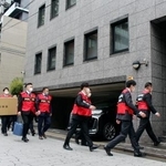 　指定暴力団住吉会の本部事務所へ家宅捜索に入る警視庁の捜査員ら＝２日午前１０時３４分、東京都港区