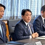 　作業チームの初会合で発言する赤沢経産相（中央）＝２日午後、経産省