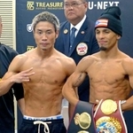 　前日計量をクリアし、ポーズをとる挑戦者で元ＷＢＯミニマム級王者の谷口将隆（左）と２団体統一王者のレネ・サンティアゴ＝２日、東京都文京区