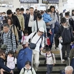 　２０２５年５月６日、ゴールデンウイーク最終日、混雑するＪＲ東京駅の新幹線ホーム