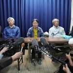 　３月１６日、報道陣らの取材に応じる、「ヘリ基地反対協議会」の関係者ら＝沖縄県名護市