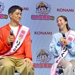 　コナミの人気ゲーム「桃太郎電鉄２」をＰＲするフィギュアスケート・ペアの三浦璃来（右）と木原龍一＝２日、東京都内（☆（○の中に小文字のＣ）さくまあきら☆（○の中に小文字のＣ）Ｋｏｎａｍｉ　Ｄｉｇｉｔａｌ　Ｅｎｔｅｒｔａｉｎｍｅｎｔ）
