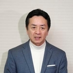 　取材に応じる大阪維新の会市議団の竹下隆幹事長＝２日午後、大阪市役所