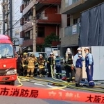 　大阪市中央区の火災現場付近＝２日午後５時２２分