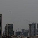 　上空にイランのミサイルが探知されたイスラエル中部テルアビブ＝１日（ゲッティ＝共同）