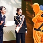 　警視庁麹町署のイベントで、交通安全を呼びかける一日署長の武田梨奈さん＝２日午後、東京都千代田区