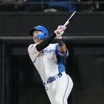 　１回日本ハム２死、野村が左越えに先制ソロを放つ＝エスコンフィールド