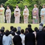 　２０２５年の春の園遊会に臨まれる天皇、皇后両陛下の長女愛子さまら皇族＝東京・元赤坂の赤坂御苑