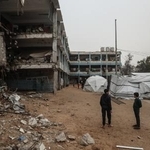 　パレスチナ自治区ガザで、イスラエルの攻撃によってできたがれきと避難民のテント＝２日（ゲッティ＝共同）