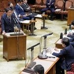 　参院予算委で答弁する赤沢経産相（左）＝３日午前