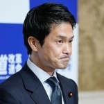 　記者会見する中道改革連合の小川代表。女性天皇を巡る自身の発言を撤回し、謝罪した＝３日午前、国会