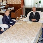 　森衆院議長（中央右）と面会する自民党の山口衆院議運委員長（同左）＝３日午前、国会