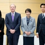 　米マイクロソフトのブラッド・スミス副会長兼社長（中央左）と写真に納まる高市首相（同右）＝３日午前、首相官邸